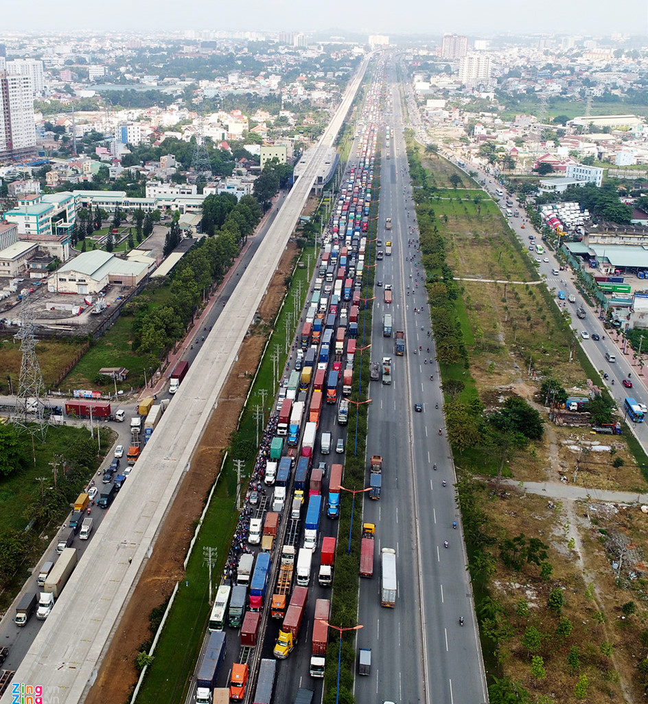 Xe cộ đặc kín trên xa lộ Hà Nội ngày cuối năm